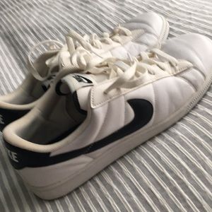 Nike mens sneaker, sz 10 white